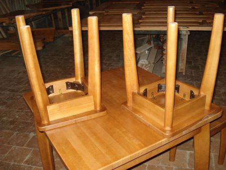Столи та табурети з натуральної деревини